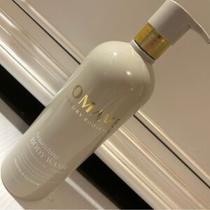 NEW Omave Luxury Body Care Coconut & Vitamin E Nourishing Body Wash 32 oz